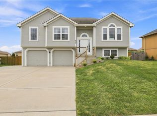 407 NE 192nd Ter, Smithville, MO 64089