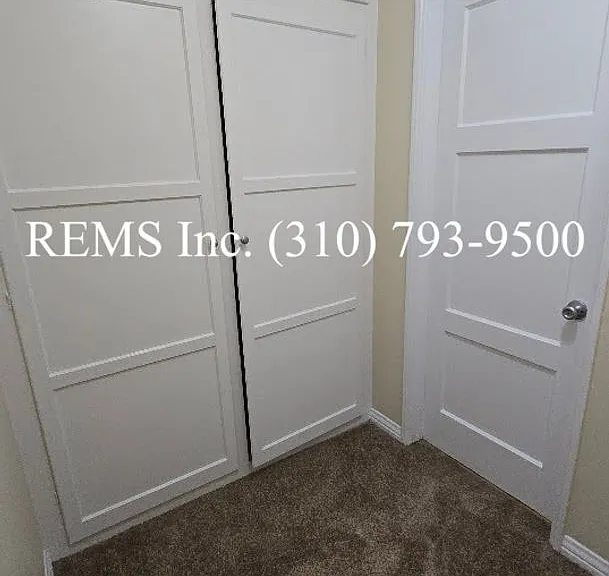 Bright Upstairs 1 Bedroom Apartment w/ Shared Garage Parking — Photo 11