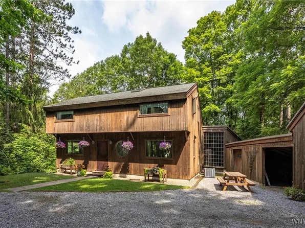 2054 Center St, East Aurora, NY 14052
