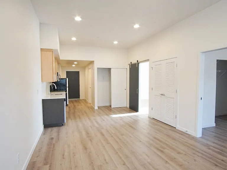 6015 S Virginia Ave #301 — Photo 6