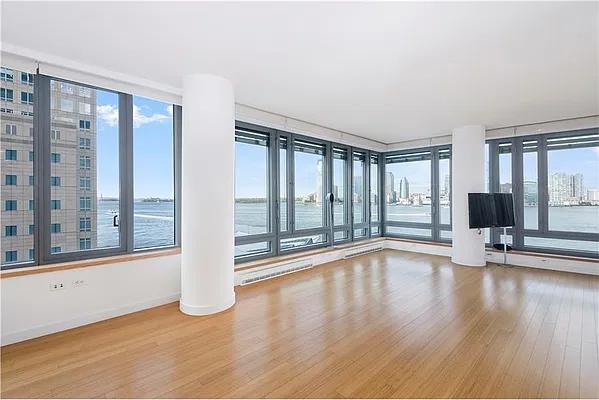 Rented by R New York | media 24
