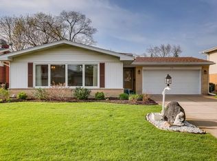 153 Ambleside Rd, Des Plaines, IL 60016