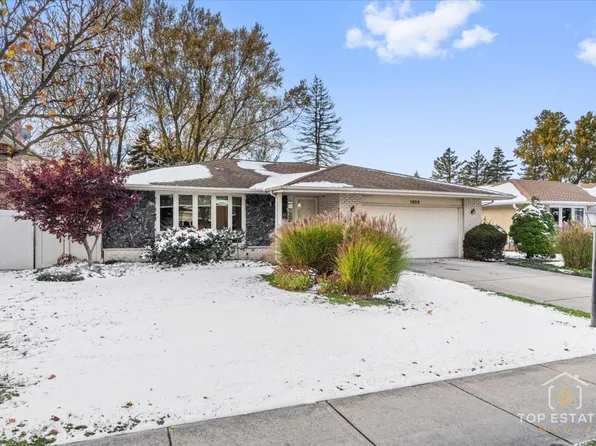 1802 N Aspen Dr, Mount Prospect, IL 60056
