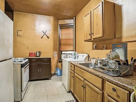 4th image of 35 Crown St APT 2B