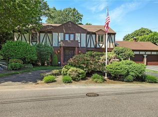 82 Mountain Laurel Dr, Cranston, RI 02920