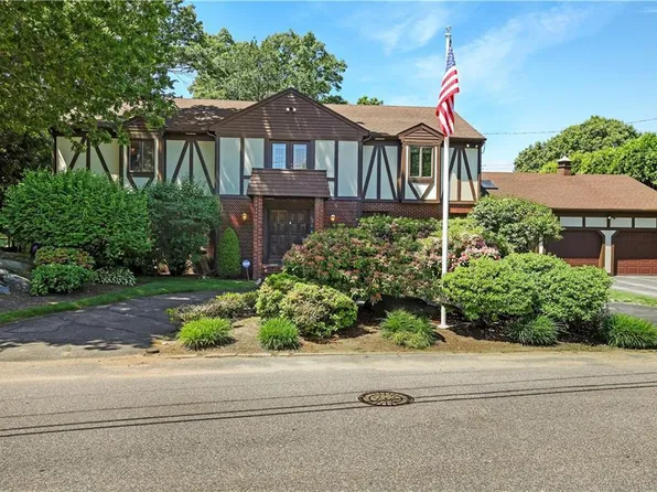 82 Mountain Laurel Dr, Cranston, RI 02920