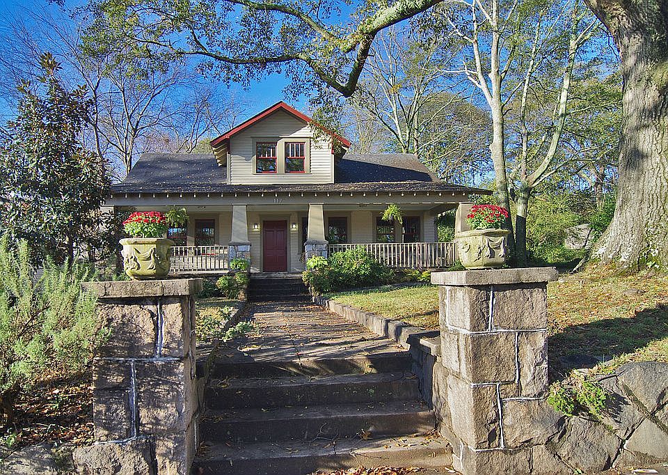 Beautiful Craftsman in City 