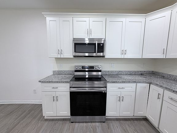 3rd image of 907 Rugby St
