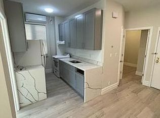 32-32 44th St #1R, Astoria, NY 11103