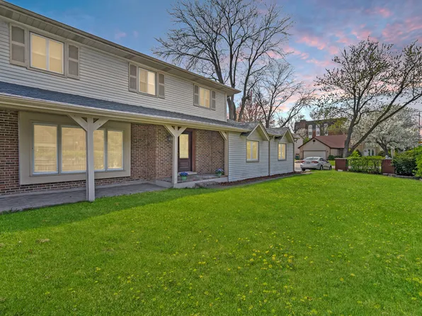 861 Saxon Pl, Buffalo Grove, IL 60089