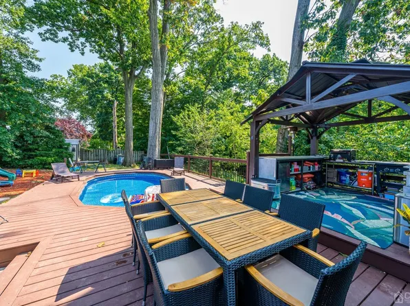 34 Glendale Rd, Colonia, NJ 07067