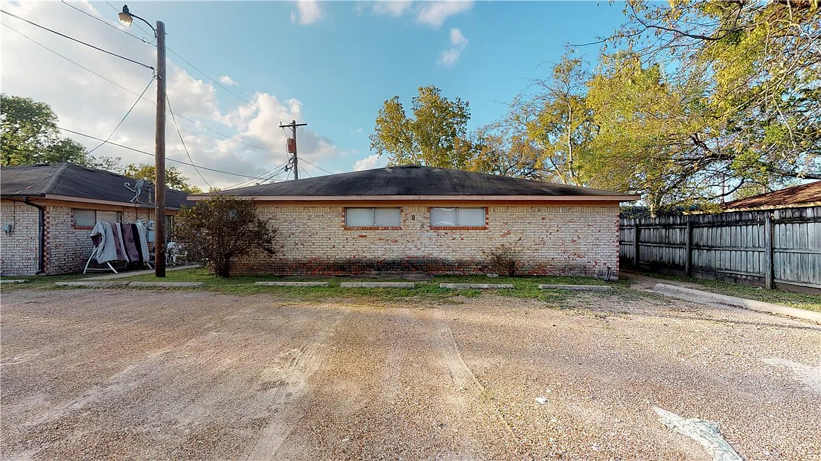 Building Photo - 204 Lynn Dr #A