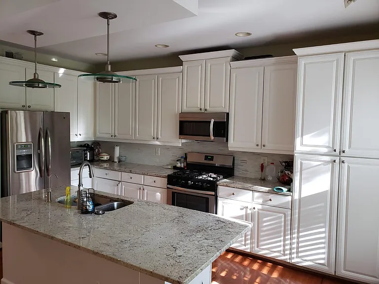 Kitchen (main level)