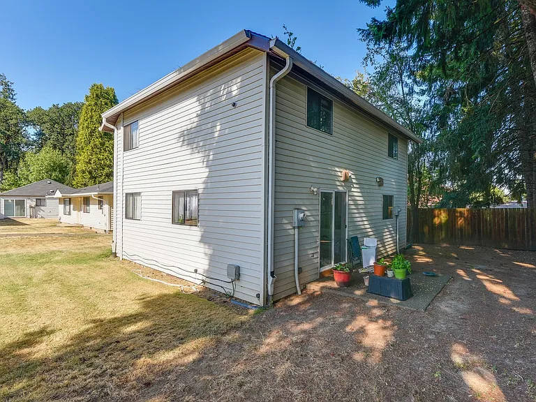 1655 Douglas St — Photo 13