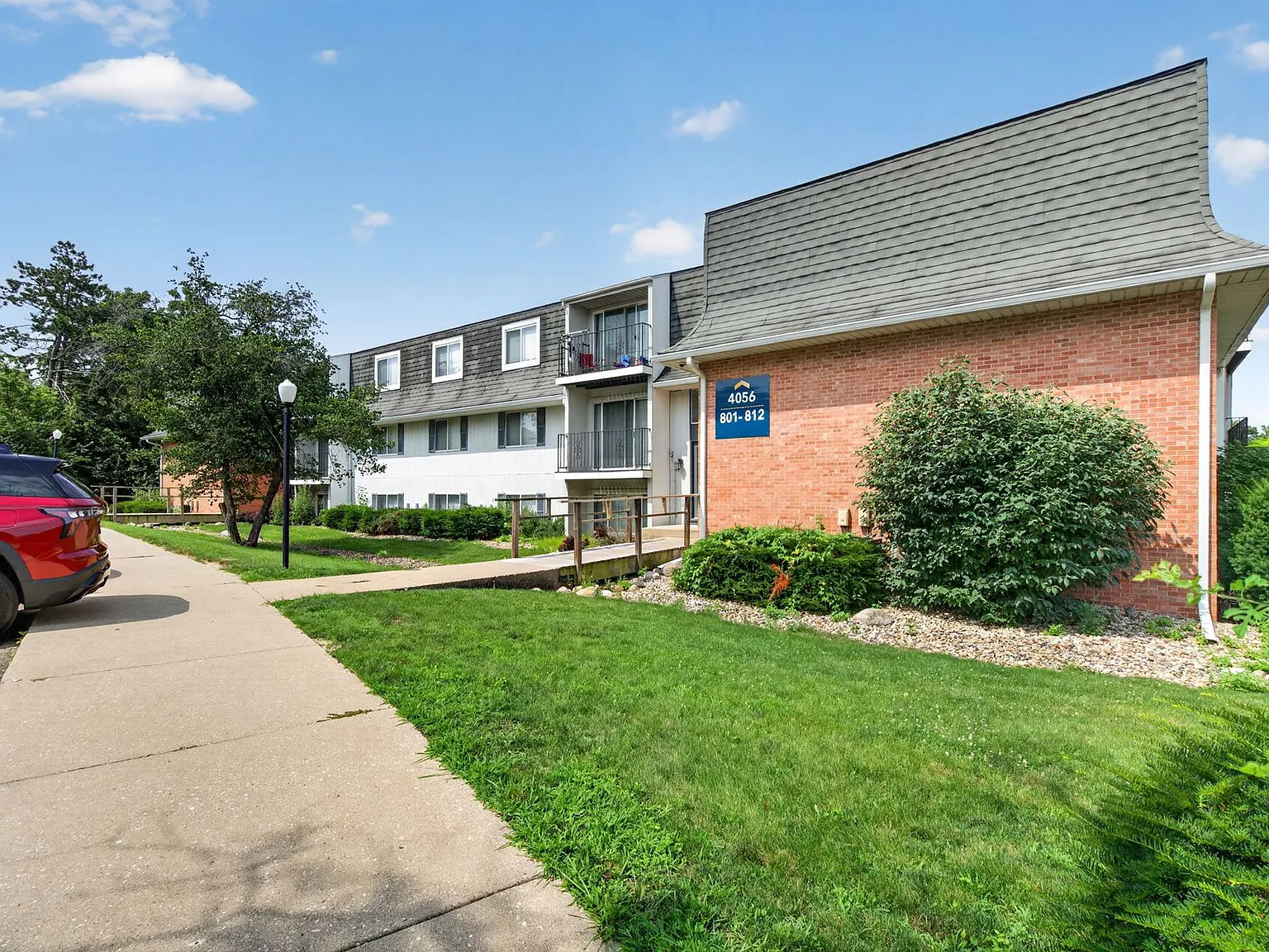 Hollow Hills Apartments — Photo 3