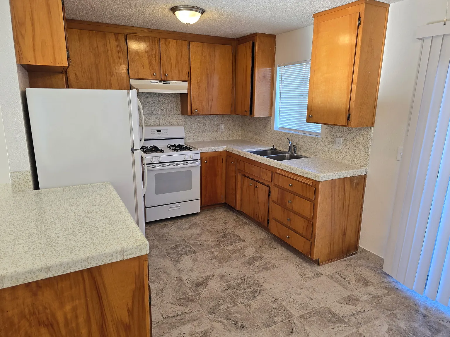 2 bed, 1.5 bath, 1050 sqft, $1,350 — Photo 3