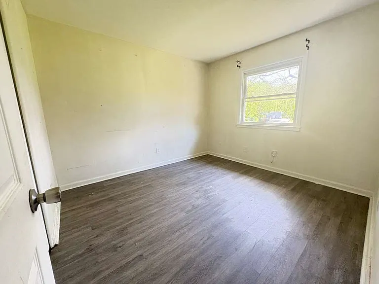 7507 Edenroc Ln — Photo 2