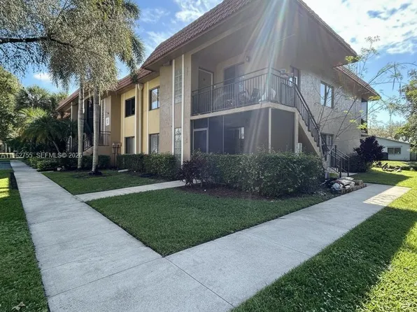 439 Lakeview Dr APT 106, Weston, FL 33326