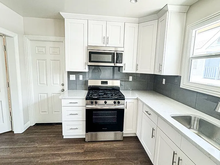 32 N Marengo Ave — Photo 4