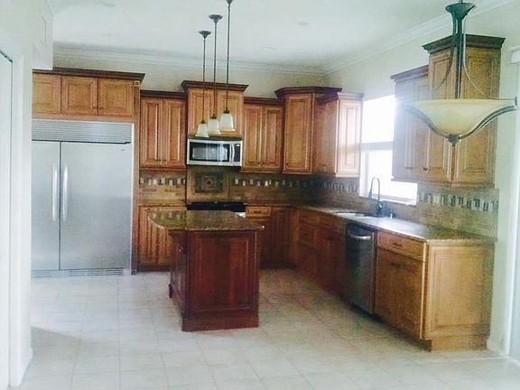 Fully Remodeled / Granite / Island / Eat-in dining space / huge Pantry / 42" Cabinets / Soft Close Drawers / Lazy Susan / Under & Above Cabinet Lighting