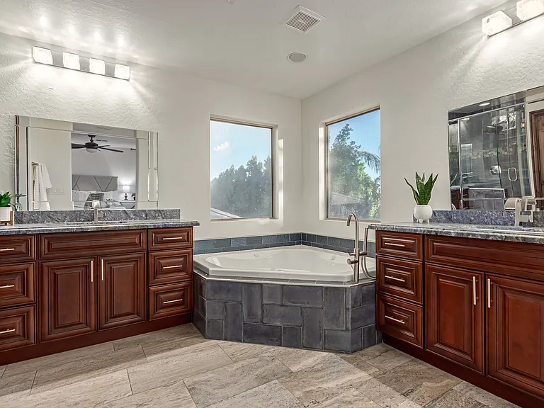 563 E Krista Way — Photo 27