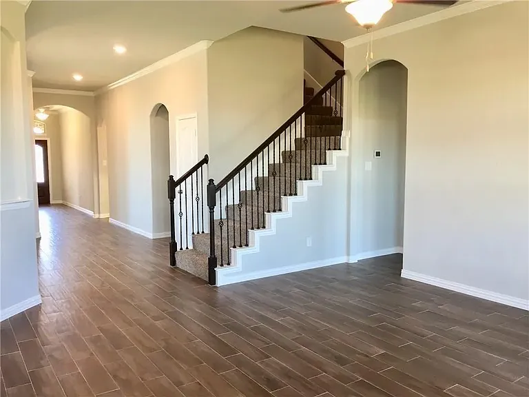 2121 Austin Ln — Photo 8