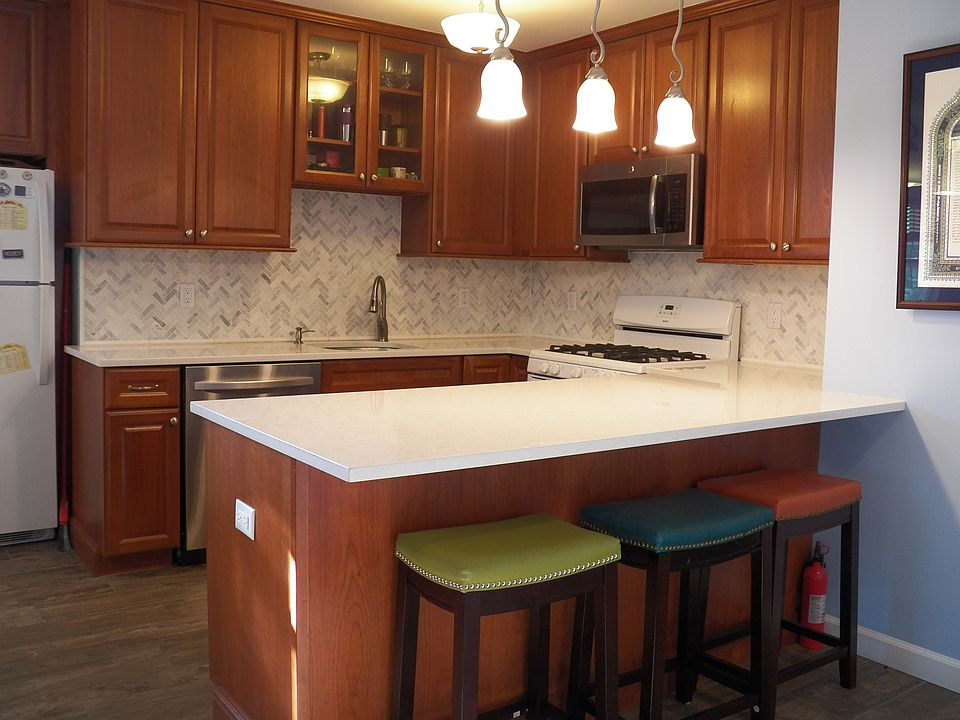 1st image of 5 Bryant Cres APT 2D
