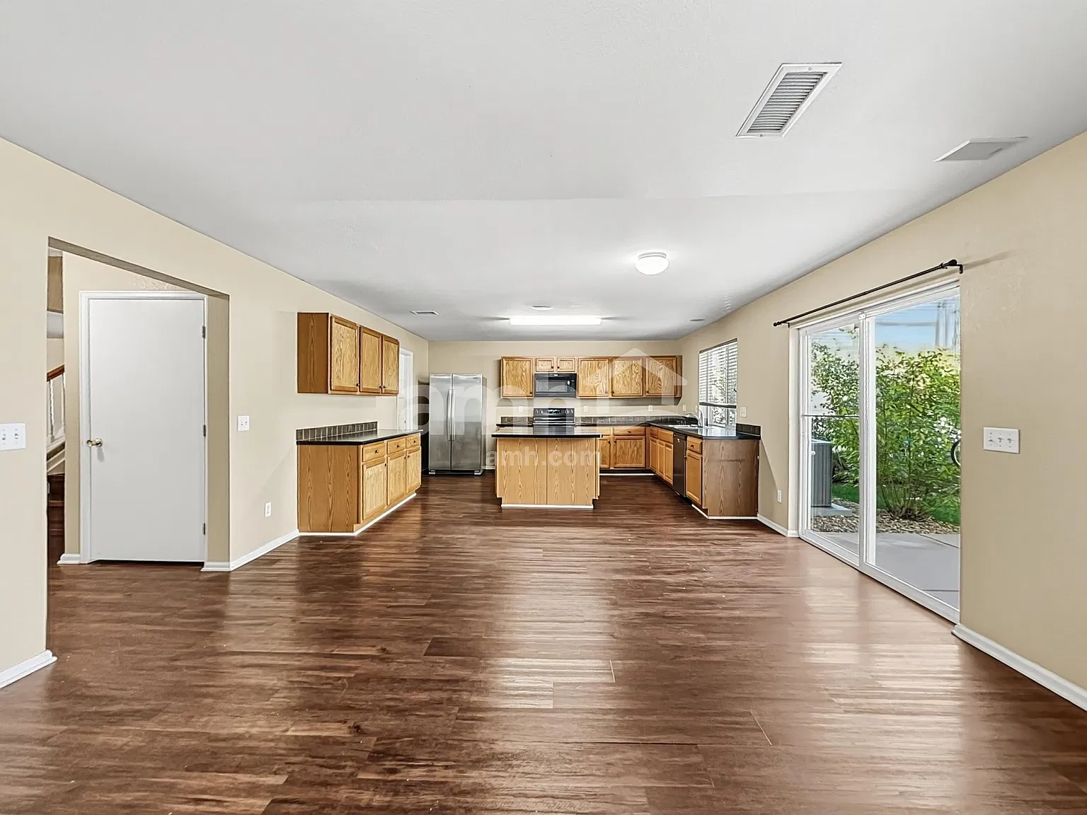 3 bed, 2.5 bath, 3692 sqft, $3,475 — Photo 4