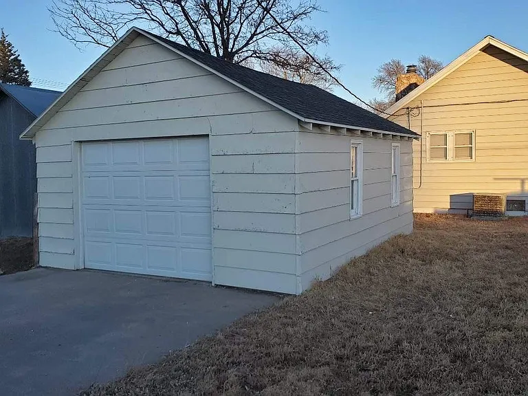 1612 Cherry Ave — Photo 3