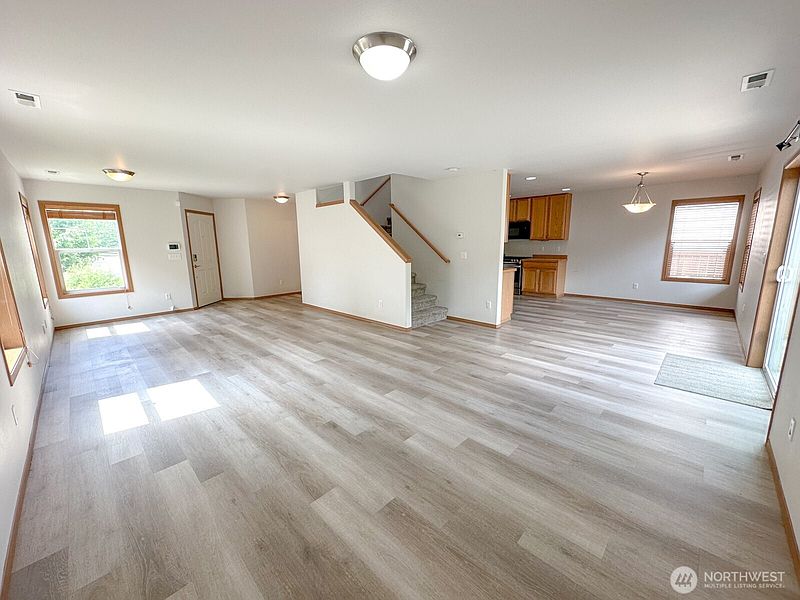5th image of 17929 Silver Creek Avenue E