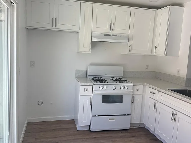 341 S Maple Ave — Photo 3