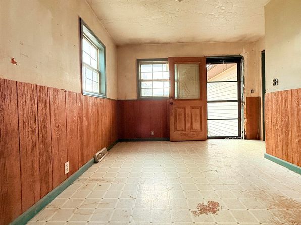 158 W Anson St, Upland, IN 46989