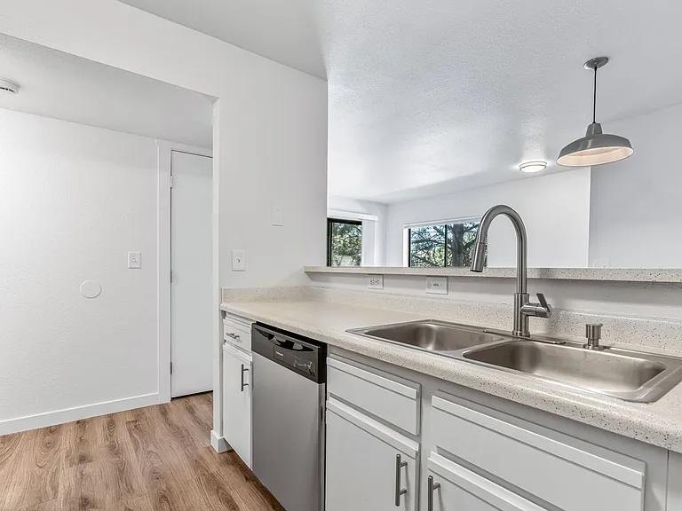 Hilton Street Apartments — Photo 43