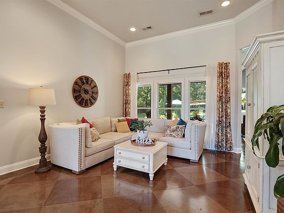 4th image of 380 Estate Dr