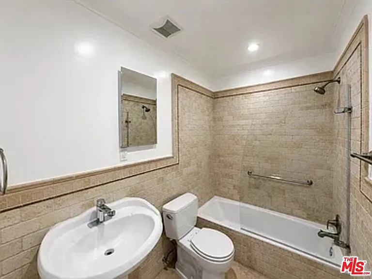 1028 12th St #5 — Photo 14