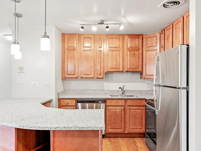 Emerald Court Apartments — Photo 10