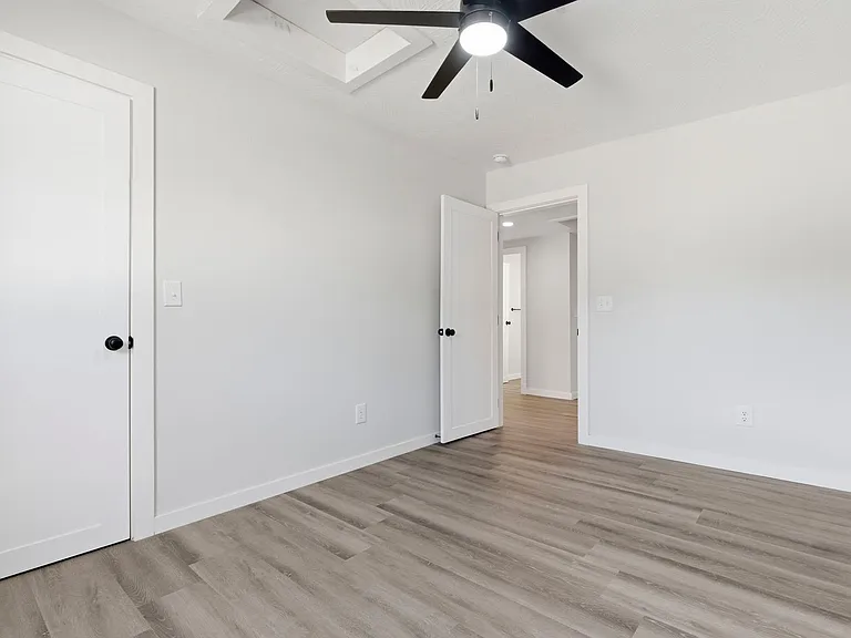 1339 E Division St — Photo 16