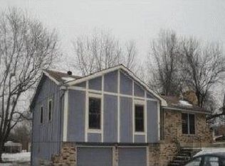 962 School Rd, Peculiar, MO 64078