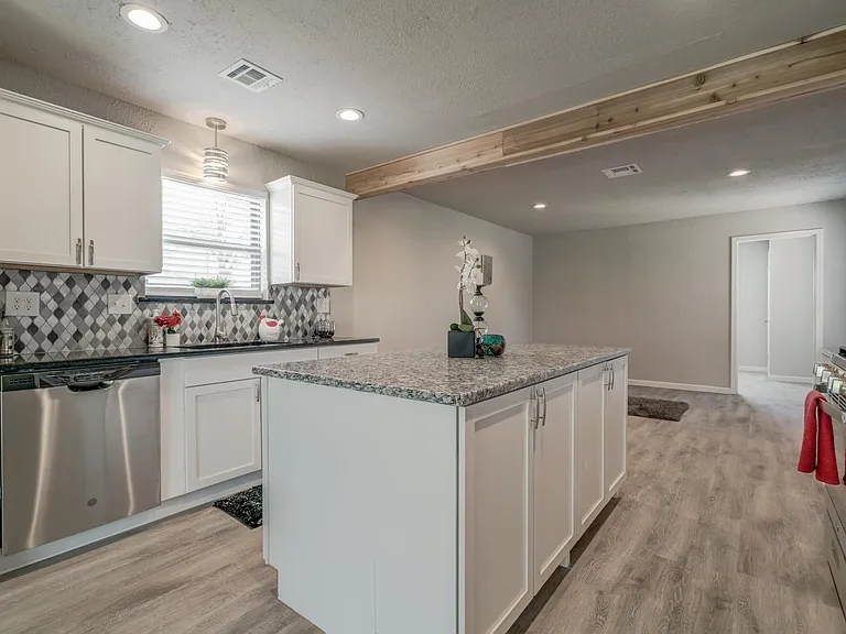 605 Saint James Pl — Photo 36