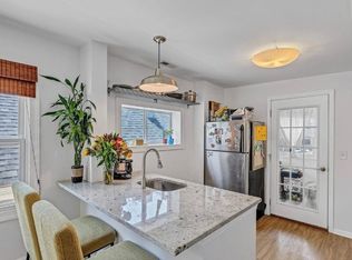 520 N Ada St #2R, Chicago, IL 60642