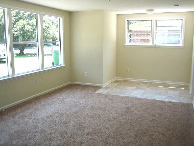 2106 Robin St — Photo 7