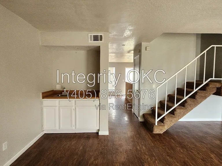 1315 Eastgate Dr — Photo 4