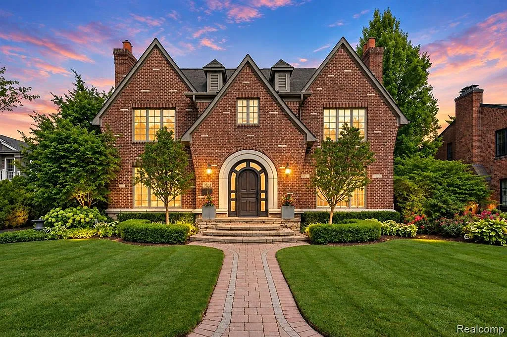 6 bed, 8.0 bath, 8212 sqft, $25,000 — Photo 1