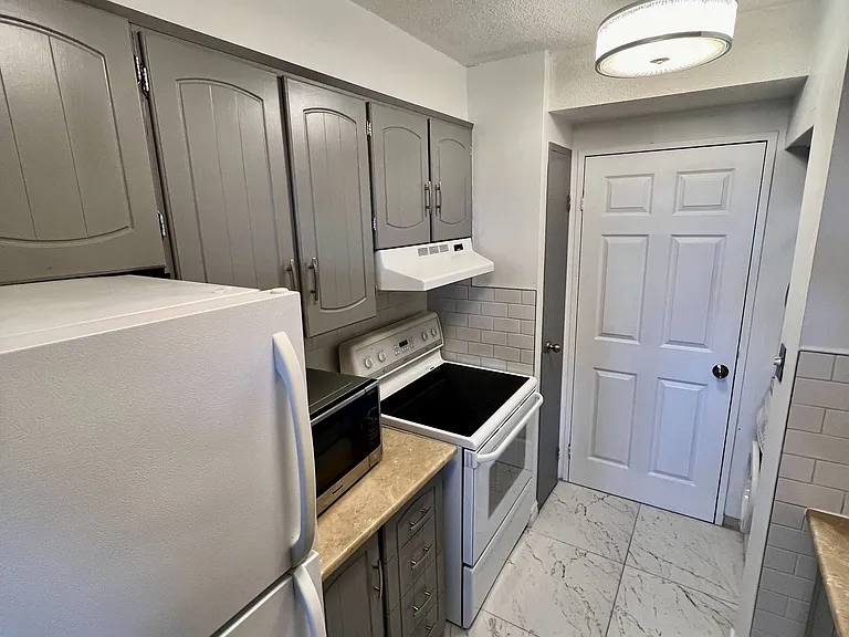 55 William St E #716 — Photo 5