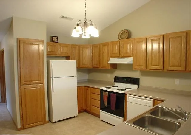 2 bed, 988 sqft, $1,300 — Photo 4