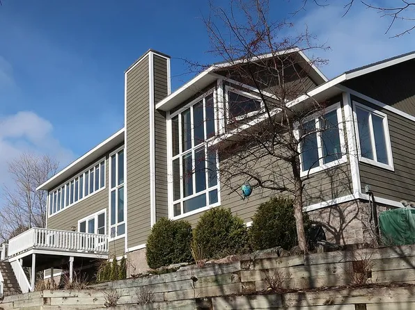 1750 Harbour View Dr, Marquette, MI 49855