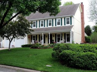 8425 Greenwood Cir, Lenexa, KS 66215