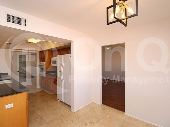 5th image of 1816 E Oxford Dr