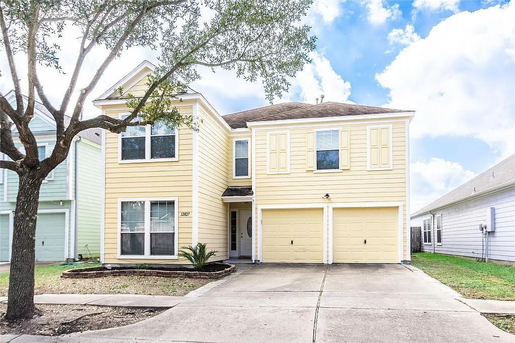 5 bed, 2.5 bath, 3371 sqft, $2,098 — Photo 1