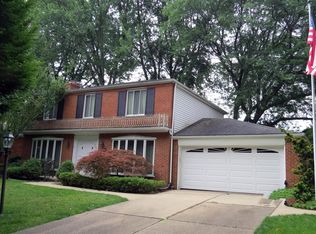 693 Pear Tree Ln, Grosse Pointe Woods, MI 48236